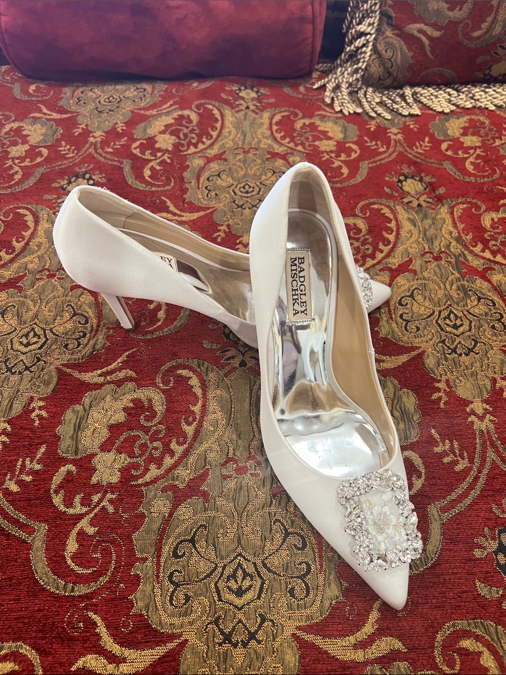 Badgley Mischka Ivory/White Pointed Toe Crystal Embellished Pumps